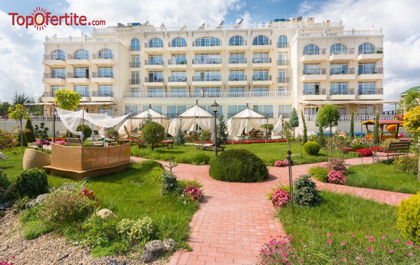 Балнеохотел Терма Палас 5*, с. Кранево за Коледа! 3 ,4 или 5 нощувки на база All Inclusive + 2 празнични вечери, Фолклорна музикална програма, 1 процедура по избор, боулинг игра, минерален басейн и СПА пакет на цени от 399 лв. на човек Балнеохотел Терма Палас 5*, с. Кранево за Коледа! 3 ,4 или 5 нощувки на база All Inclusive + 2 празнични вечери, Фолклорна музикална програма, 1 процедура по избор, боулинг игра, минерален басейн и СПА пакет на цени от 399 лв. на човек