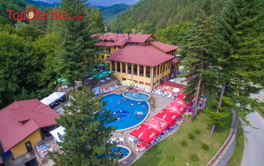 Коледа в хотел Балкан 3*, село Чифлик! 3, 4 или 5 нощувка + закуски, 2 празнични вечери, топъл външен минерален басейн и Релакс зона на цени от 117 лв. на човек на вечер