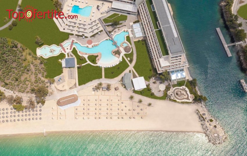 30% отстъпка за Porto Carras Meliton Hotel 5*, Ситония, Халкидики! 1 нощувка със закуска и вечеря на брега на морето, чадър и шезлонг на басейна и на плажа от 152 лева на човек