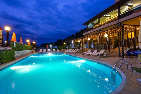 Великден в хотел Аспа вила, с. Баня! 3 нощувки със закуски, вечери, Великденски обяд с програма, външен басейн с минерална вода, СПА зона