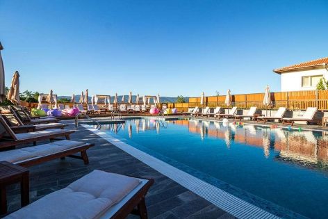 Коледа в хотел Емар! 3 нощувки със закуски, вечери, празнична Коледна вечеря с DJ, дневно DJ парти на външния басейн с греяно вино, ракия и Уелнес център